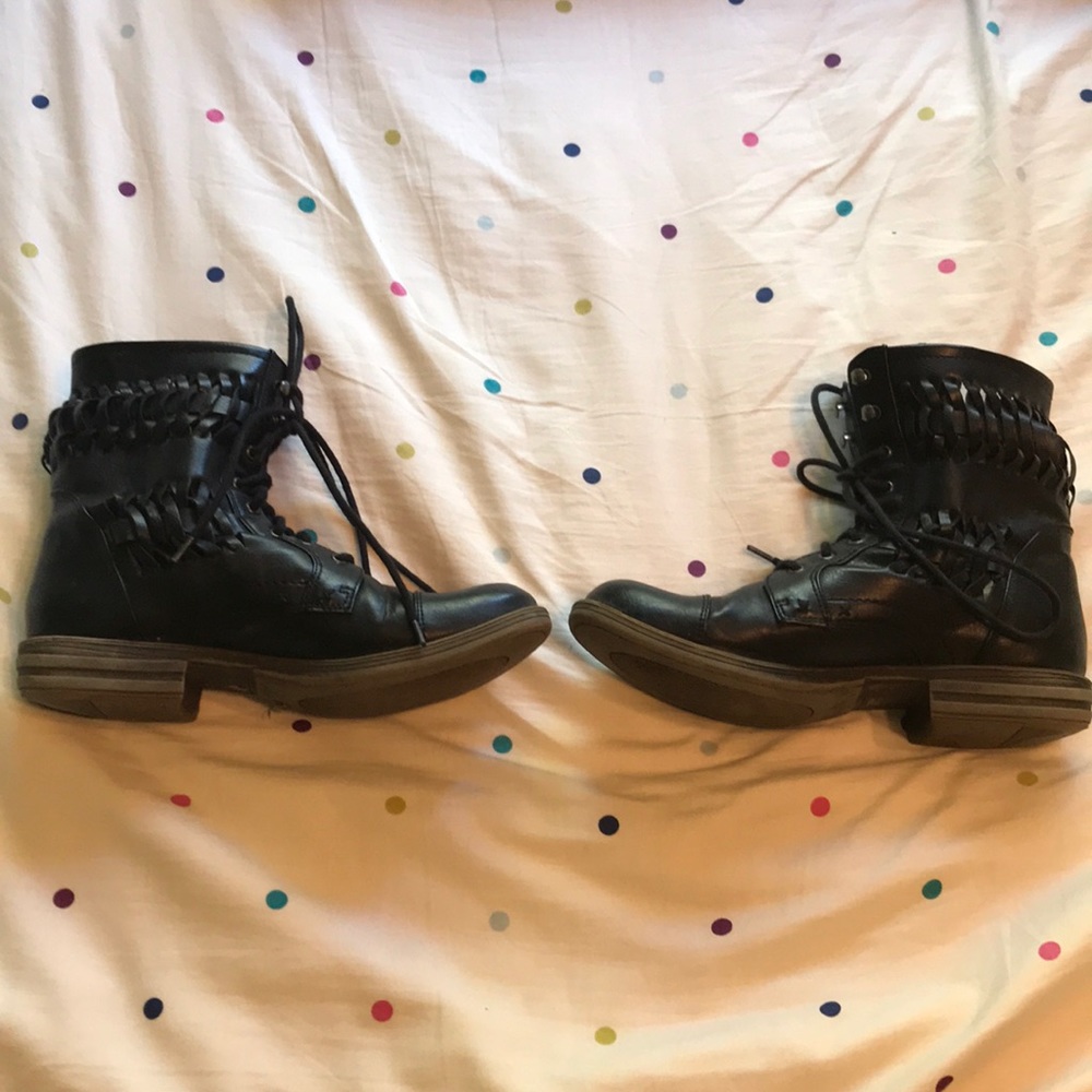 Blacks boots with see-thru weave design
